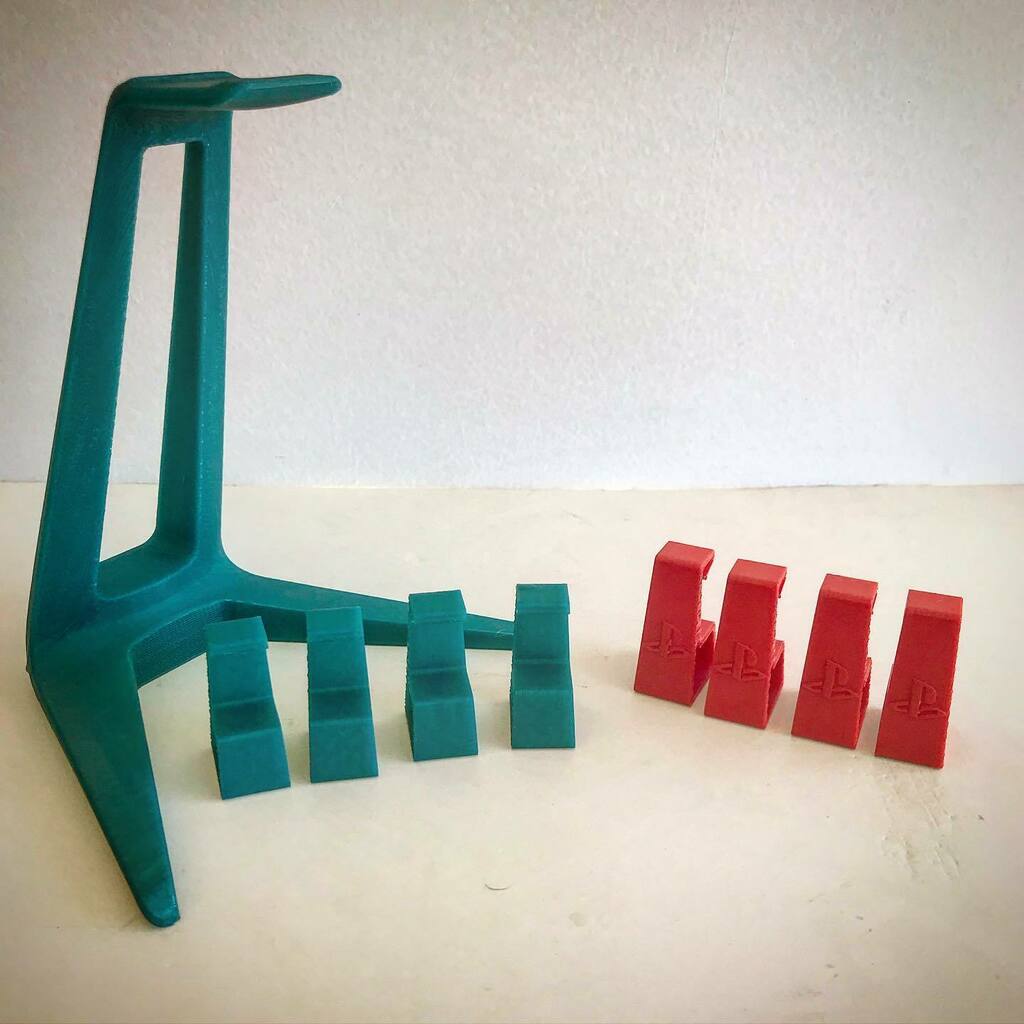 FedeMerello's tweet photo. 🕹Kit gamer: soporte auriculares + soportes joysticks PS4 #3dprotoprinting #3dprinted #gaming #ps4 #prusa #prusamk2s #pla #printalot #grilon3 #joystickps4 #headphones🎧 https://t.co/Sc1voxPuo8