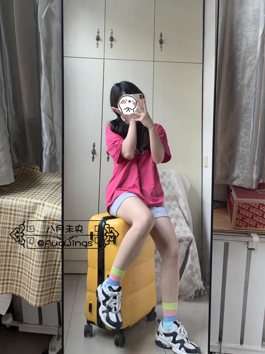 AugWings's tweet photo. 我回来啦，前几天消失了一段时间，有没有想我呢
那就勉强让你们玩一玩袜子吧
 #袜子 #原味 #恋物 #小姐姐 https://t.co/dLyqLfkOwr