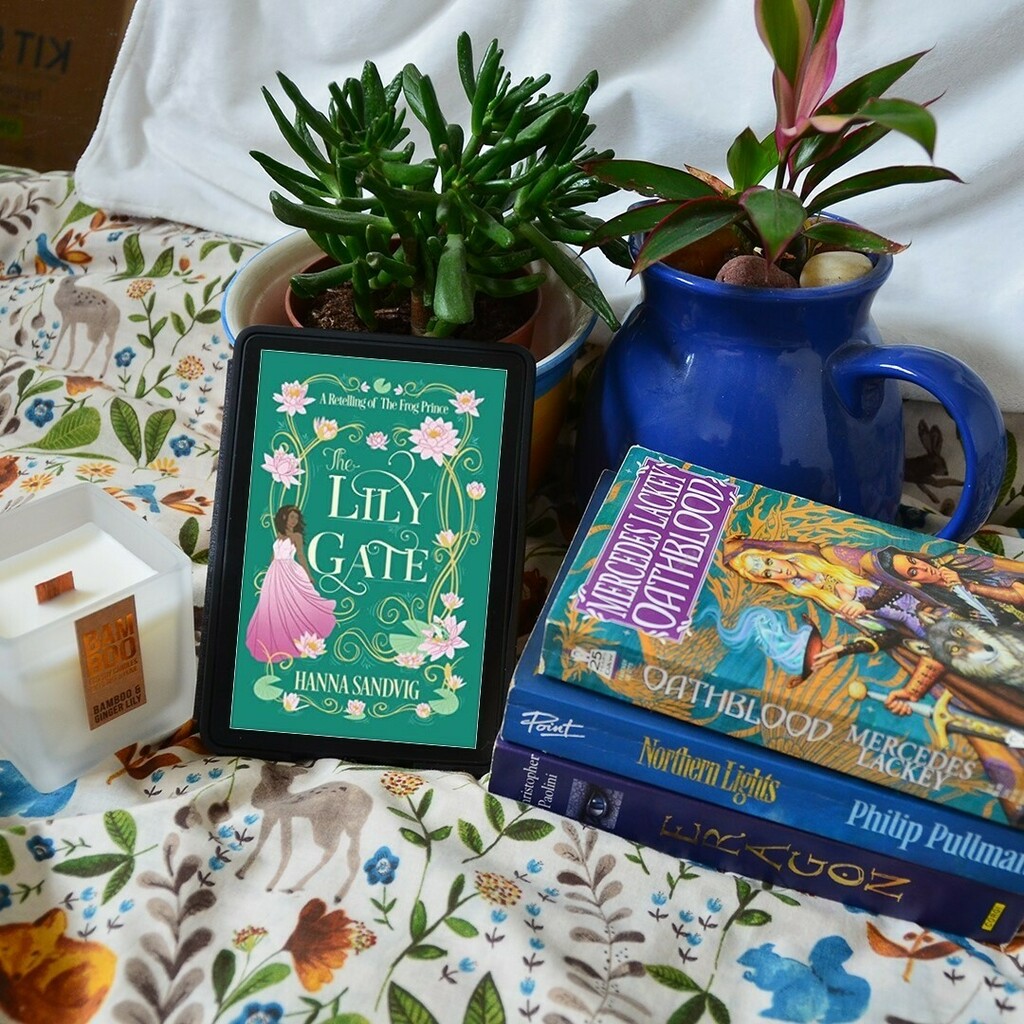 @mrdarcythemainecoon was not willing to pose for photos today, so you have a book stack of some of my favourite talking animal books instead. 😅 Darcy is pretty chatty though, particularly when he wants you to do something. Or when he thinks there may… instagr.am/p/CPQqd2KMgZ4/