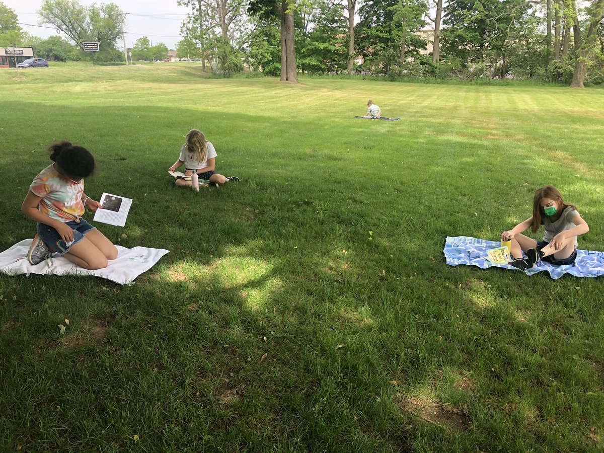 wadelman8's tweet photo. “Q” is for quiet reading outside! #d70gators https://t.co/XsyUKI5Sfy