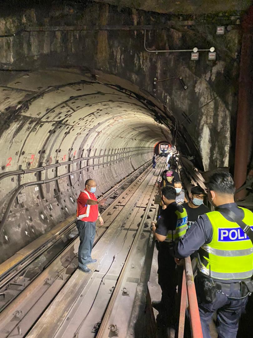 calistalieya's tweet photo. LRT Kelana Jaya accident 👇

1) 1 train full with passengers of 213
2) 166 badly injured while 47 are critical
3) what happened? 👉 2 train collided.
4) One train was carrying passengers at 40km/hour , and the other train only had 1 passenger - the driver at 20km/hour. https://t.co/RlyjbHmjTo