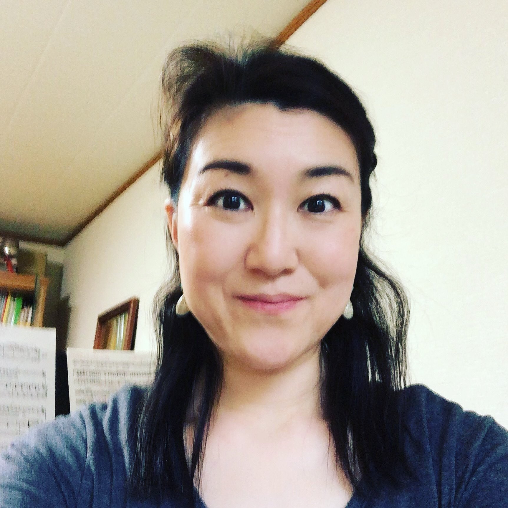 きたむらさおり 癖っ毛さんに悩ましい季節がやってきた ブローして出かけたのにご覧の通り 髪 の根元は天然ウネウネ 途中から縮毛矯正で真っ直ぐという変なことになってます いちばん癖が目立つのは前髪 分け目 こめかみ 今日は髪を留めてますが