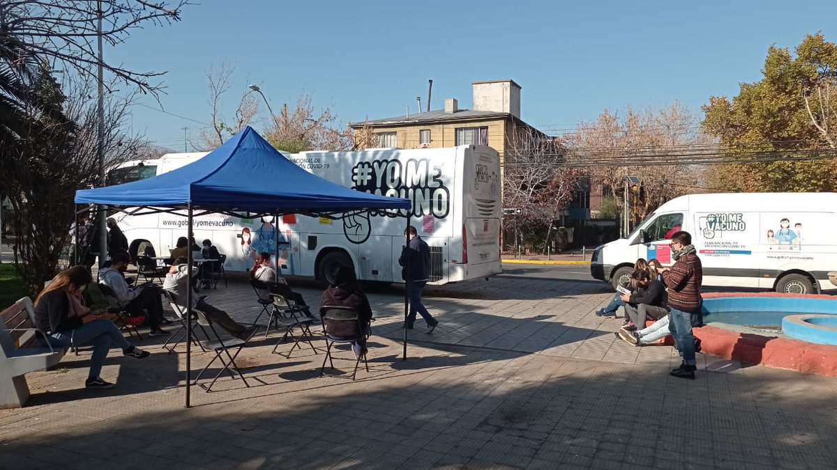 MuniNunoa's tweet photo. Hasta las 16:00 horas -de lunes a viernes- estaremos junto al @ministeriosalud en Plaza Ñuñoa Sur (Por Dublé Almeyda) con un vacunatorio móvil 💉 Solo hay disponibles vacunas de Sinovac.

#YoMeVacuno✌️ https://t.co/QQ7Tza4UDL