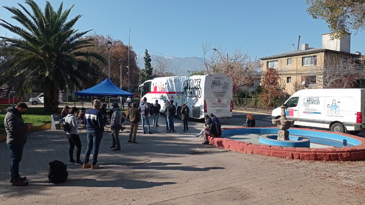 MuniNunoa's tweet photo. Hasta las 16:00 horas -de lunes a viernes- estaremos junto al @ministeriosalud en Plaza Ñuñoa Sur (Por Dublé Almeyda) con un vacunatorio móvil 💉 Solo hay disponibles vacunas de Sinovac.

#YoMeVacuno✌️ https://t.co/QQ7Tza4UDL
