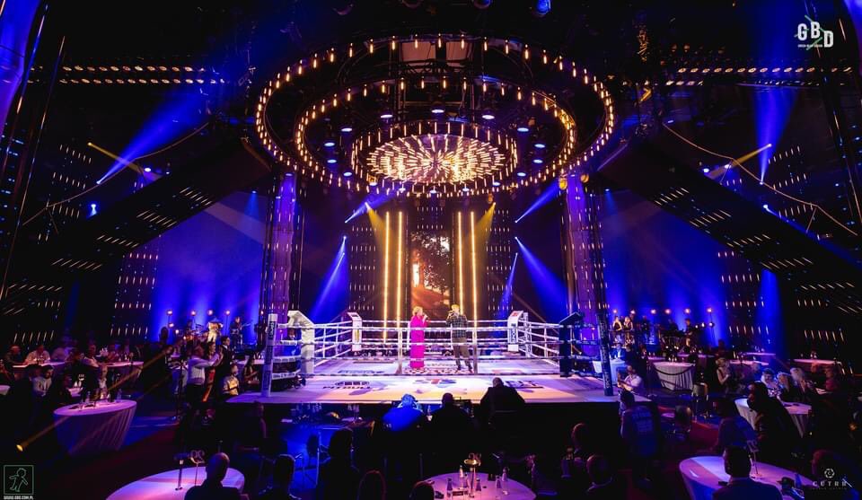 Robelighting's tweet photo. Taking the ring for Polsat Boxing Night 10 directed by Konrad Smuga &amp; Marek Zioło with a #production &amp; #lightingdesign by Jacek Chojczak from Green Beam Design using a rig with ROBE lighting #MegaPointe, #Pointe, #Tetra &amp; #LEDWash800 luminaires supplied by TRANSCOLOR. (📸 CutRB) https://t.co/o20RmqE2Iq