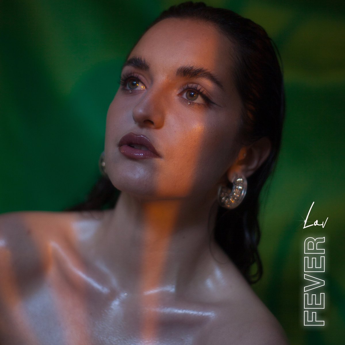 lov__alone's tweet photo. Je suis heureuse de vous présenter « FEVER » mon premier EP qui sort le 4 juin à 00h00 sur toutes les plateformes ! https://t.co/kAr48juc4T