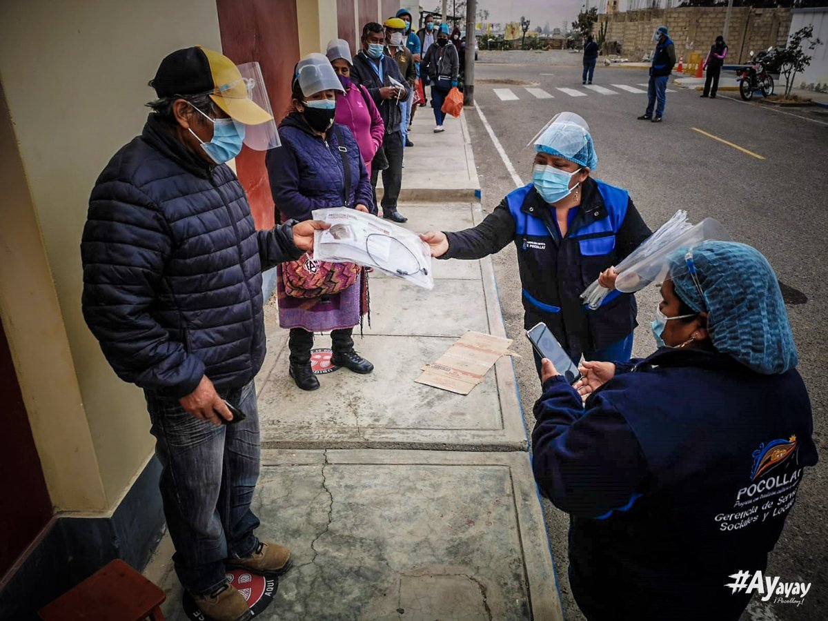 👏😷 En los exteriores del centro de vacunación del colegio Manuel Flores Calvo, la municipalidad de #Pocollay entrega protectores faciales.  
#Tacna | #Covid19  | #ProtectorFacial | #MunicipalidDePocollay 

ow.ly/DMFF50ETXsA