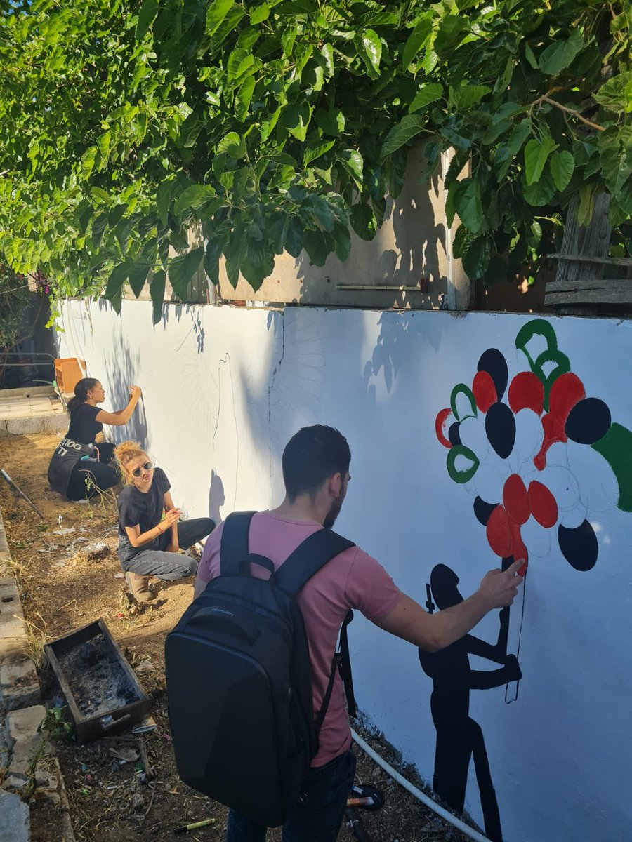 m7mdkurd's tweet photo. A group of activists are creating a mural in #SheikhJarrah https://t.co/ZTdIZvUCe7