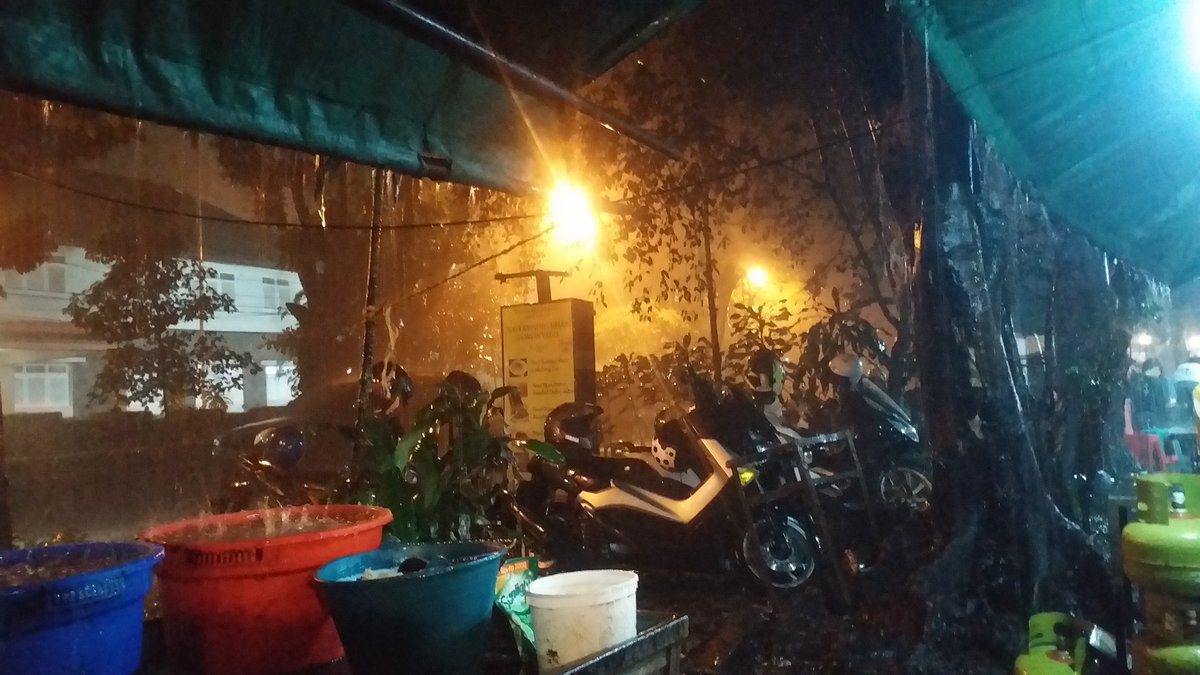 angkringan_jo's tweet photo. @infobdg mlm ini area jl gelap nyawang dan sekitar nya di guyur hujan yg sgt deras ..smoga aman2 saja ..mulai jam 19.00 sampe jam 22.39.msh deras pisan. https://t.co/aRNBPNVSfc