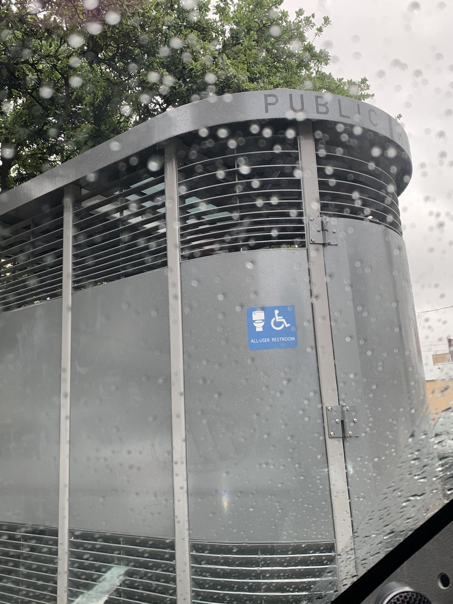 thatchic_chica's tweet image. While walking through Downtown, Austin Texas 👏🏽 two examples of working towards community friendly cities. @CAgovernor I want to see this in our state 🙌🏽 #normalizeit