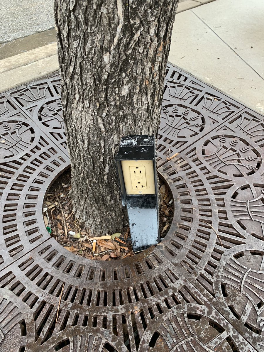 thatchic_chica's tweet image. While walking through Downtown, Austin Texas 👏🏽 two examples of working towards community friendly cities. @CAgovernor I want to see this in our state 🙌🏽 #normalizeit