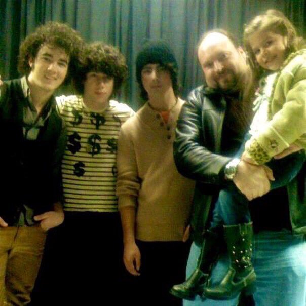 KathyAveryDavis's tweet photo. We got ‘em @alyssafdavis!  Time to hang out with @jonasbrothers again! From your first concert in Michigan in 2007 at the age of five to now as a 19 y.o. in Dallas.. always a fan!  Have fun!!!! #TheRememberThisTour #LetsRecreateThisMoment @nickjonas @kevinjonas @joejonas https://t.co/36ddQFlJPv