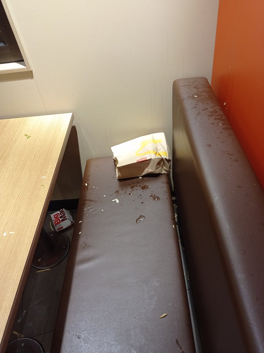 gray_wine's tweet photo. Então, eu trabalho no McDonald's e é frequente sextas a noite termos muito movimento. Esta sexta estavam sentados 6 putos estúpidos nestas 2 mesas a fazer merda e ainda gozavam com a minha cara.
Bro eu acordo as 6 da manha para estudar e saio as 00 do trabalho ...+ https://t.co/CIf7ksXxl5