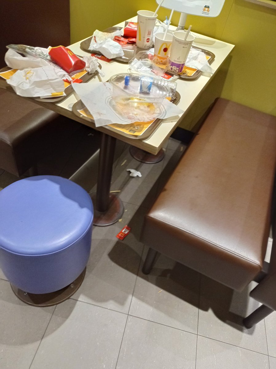 gray_wine's tweet photo. Então, eu trabalho no McDonald's e é frequente sextas a noite termos muito movimento. Esta sexta estavam sentados 6 putos estúpidos nestas 2 mesas a fazer merda e ainda gozavam com a minha cara.
Bro eu acordo as 6 da manha para estudar e saio as 00 do trabalho ...+ https://t.co/CIf7ksXxl5