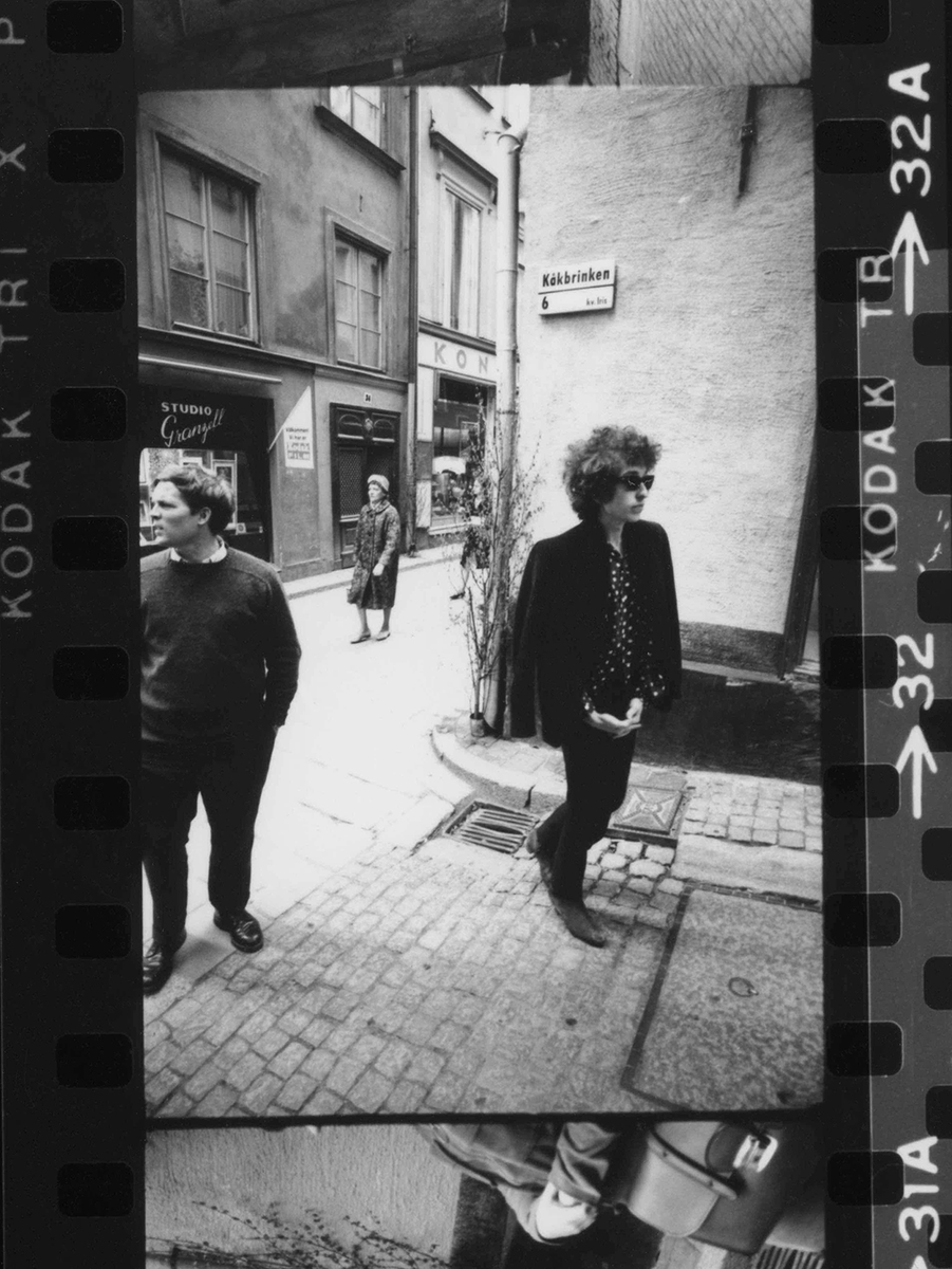 Happy 80th birthday, Bob Dylan! 🎸🖤📽️

“Mozart to Rimbaud, to the Beats, to Bob Dylan, to punk rock. He is in this continuing stream.” - Patti Smith

Here he is with D. A. Pennebaker in Europe in 1966. Watch Pennebaker's radical documentary DONT LOOK BACK on <a href="/criterionchannl/">Criterion Channel</a>.