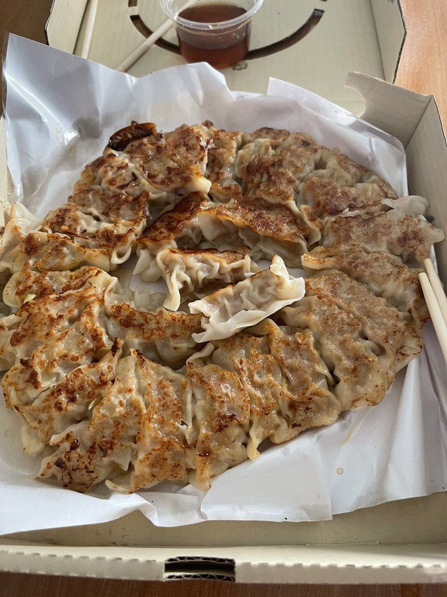 thisisrunalan's tweet photo. คือวันนี้เราได้ทำการสั่งซื้อเกี๊ยวซ่ากับร้านอาหารร้านหนึ่งผ่าน @GrabTH แล้วดันไปเจอแมลงสาบอยู่ในอาหาร แล้วคือกินเข้าไปแล้วหนึ่งชิ้น แล้วพึ่งมาเห็นว่ามันมีแมลงสาบอยู่ในกล่อง !!! 

[ต่อ] 

#เกี๊ยวซ่า #อาหาร #ของกิน #แมลงสาบ #แมลงสาบในอาหาร #Grab #GrabFood #แกร็บฟู้ด #runalan https://t.co/J3EVoKExui