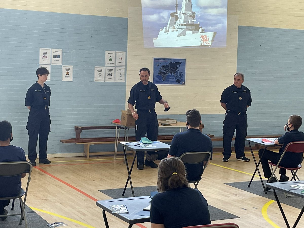 @WOCarlSteedman had the opportunity to visit @Fitzalan_CCF today. Following a fun and interactive #STEM session from @CdrFCampbell #Wales engagement team, he got to answer questions posed by the cadets.