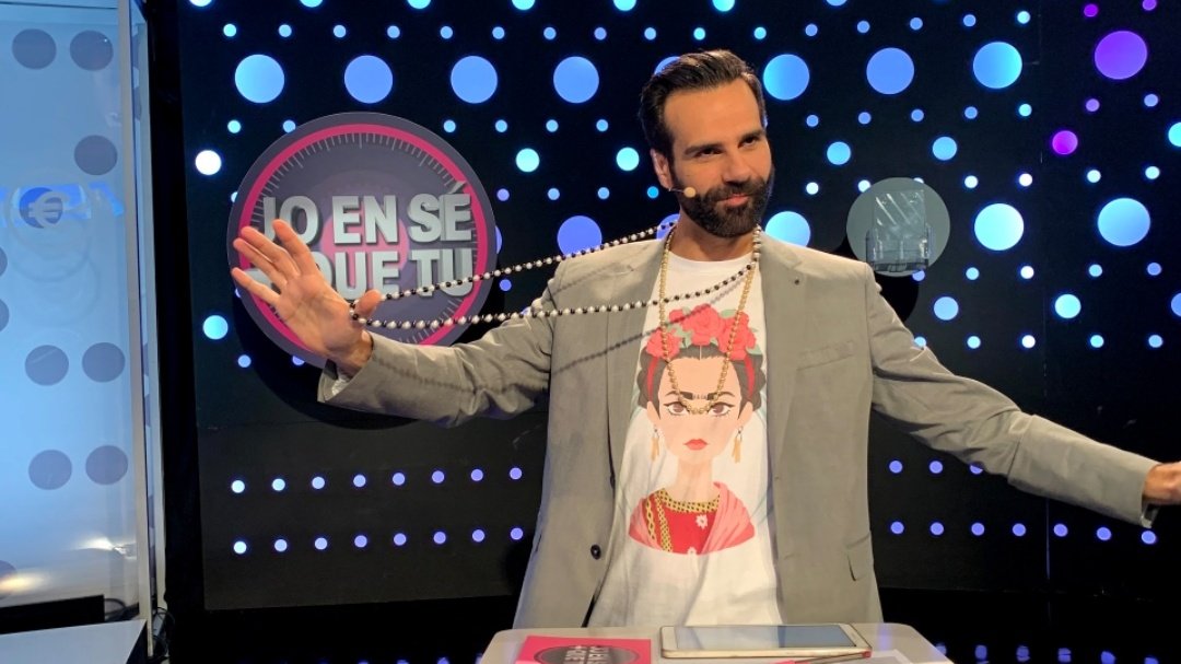 JoEnSeMesIB3's tweet photo. 🔛 A les 21:30 h. començam nova setmana de #JoEnSéMésIB3 amb les #DuesiMitja, els #Forasters i els #Bufadors 💃
I en @davidordinas, és clar 😉
Vos esperam a @IB3 📺 https://t.co/5QBSIHWtUC