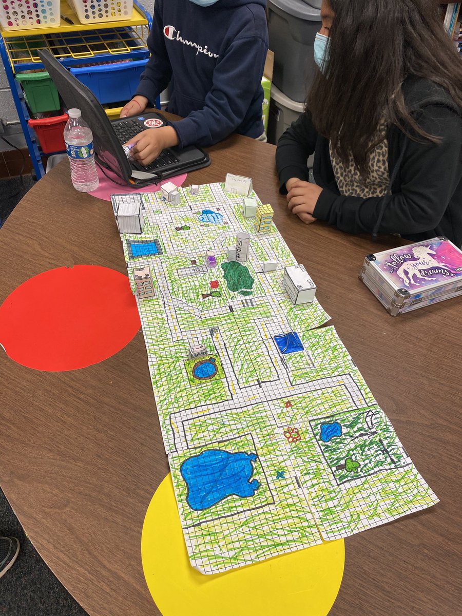 PocaterraErika's tweet photo. Scholars programmed their @Ozobot using #Ozoblockly in order for it to go from one place to another in their #GeometryCity. https://t.co/8jwSJ9KgRv
