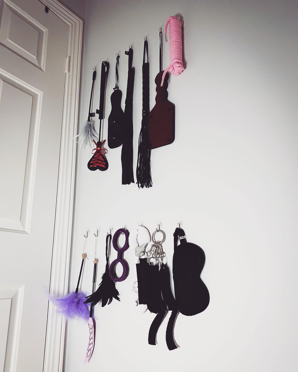 EmmaAus27418832's tweet photo. “Nobody's gonna know." 😏⠀
⠀
"They're gonna know." 😬⠀
⠀
"How would they know?" 😂⠀
⠀
I ran out of room to hang everything, but still - command hooks ftw! 👌😎😂😍⠀
#Commandhooks #bdsm #kink #sexblogger #sexpodcast #naughtysecrets #noonewillknow https://t.co/x9e1zigIAH