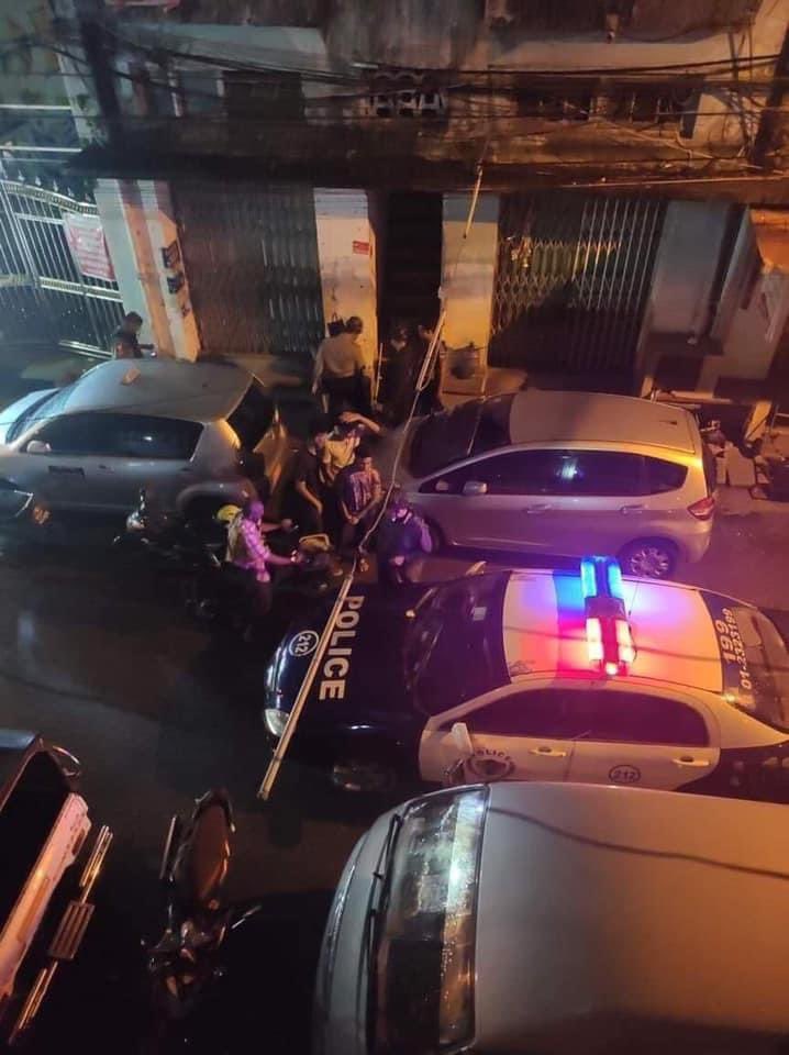 We_Will_Winnn's tweet photo. 3 young civilians residing at an apartment in 30th Street,Yangon, was first inspected without warrant and then abducted by #MyanmarMilitaryTerrorists 

They were handcuffed in public 

Human rights were being violated #WhatsHappeningInMyanmar #May24Coup https://t.co/SrJpBjbaFj