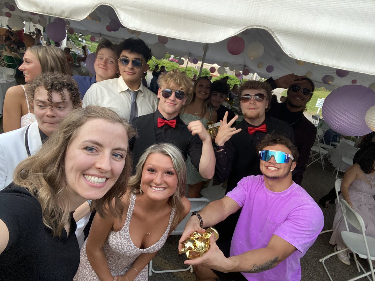 ErinRobinsonSC's tweet photo. Prom 2021 - so fun! Going to miss these knuckleheads ❤️ https://t.co/aS2Pw0dsh1