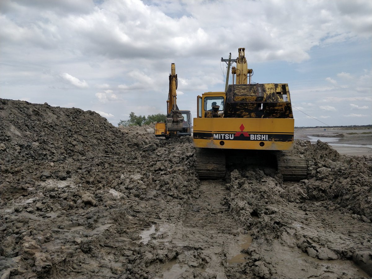 a_j_ghani's tweet photo. Last moment embankment repair before the #CycloneYaas.  Satkhira, #Bangladesh https://t.co/0wSvyOTUG1