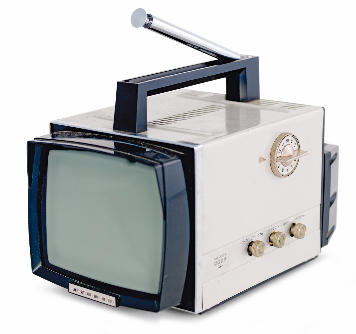 wendemuseum's tweet photo. In 1938, the Soviet Union was the first country to experiment with public broadcasting of television worldwide. This week’s #WendeCollectionReflection explores the Soviet-made VL-100: https://t.co/OWiXRAz9Ck. https://t.co/bcfgpJNeFn