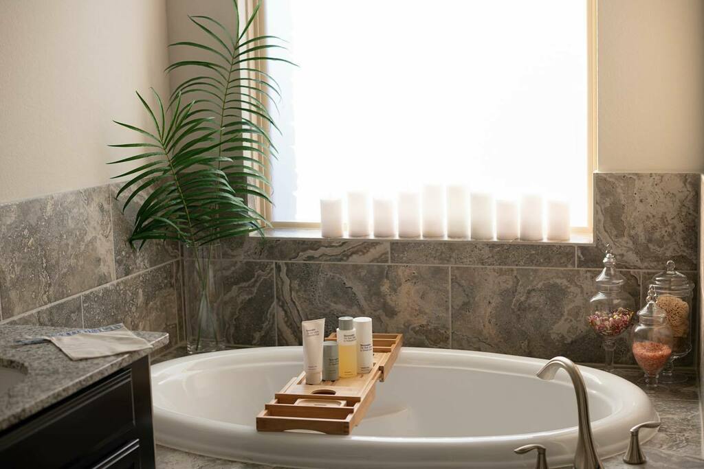 sunkissedblush's tweet photo. Home reorganization as a new form of self-care and procrastination 👀 Just a pretty corner or our bathroom that doesn’t look so neat anymore 😅oh well, at least I enjoyed it for like 5 minutes or something and have a photo I can look at ☀️ sharing all of my bathroom favorites … https://t.co/ad2rWU1BM3