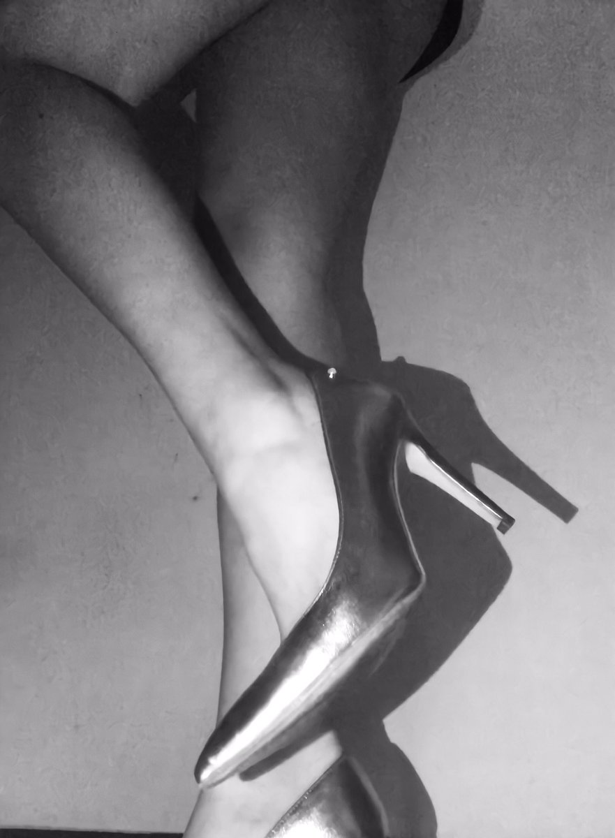 ush_feet's tweet photo. Cerco zerbino che vizi me e la mia collega👠😈 #findom #fendom #moneyslave #feet #feetonthewood #fetish #footfetishcommunity https://t.co/wnGpYTxp0N