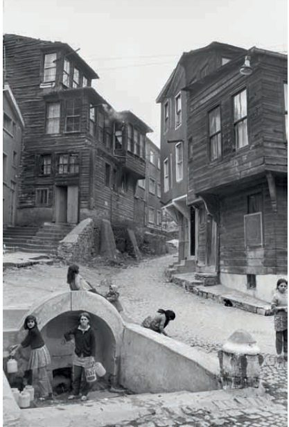 IsmailKaya26's tweet photo. Beşiktaş’ta Vişnezade Mahallesi Çatalçeşme Meydanı’nda evler ve Amber Ağa Çeşmesi (1970) 
NURİ ARLASEZ Arşivi https://t.co/mQiKcFEUPv