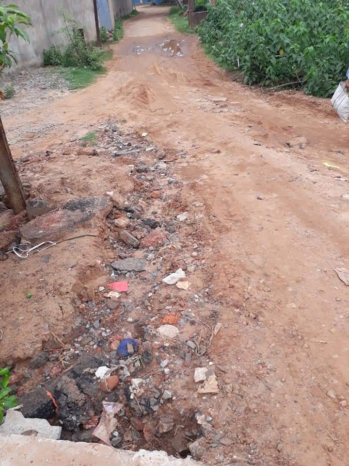 KrushnachandraT's tweet photo. ୧୬ ନମ୍ୱର ଜାତୀୟ ରାଜପଥ କୁ ସଂଯୋଗ କରୁଥିବା cmc ଅନ୍ତର୍ଗତ ୫୮ ନମ୍ବର ୱାର୍ଡ ପ୍ରତାପ ନଗରୀ ର ମୁଖ୍ୟରାସ୍ତା ର ଅବସ୍ଥା ଅତ୍ୟନ୍ତ ଶୋଚନୀୟ ।ଦୟାକରି @CMCCuttack କର୍ତ୍ତୃପକ୍ଷ ଓ @AnanyaDasIAS ଙ୍କୁ ଅନୁରୋଧ ଏଥି ପ୍ରତି ଦୃଷ୍ଟି ଦିଅନ୍ତୁ ।
@PWD_Odisha
@CuttackDM @chandra_sarathi 
@pd_drda @CMO_Odisha https://t.co/jLpooBQNlv