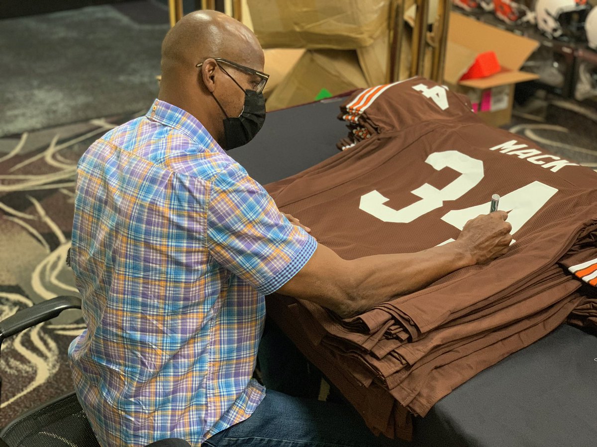 BIGPLAYCLEshow's tweet photo. 🚨 GIVEAWAY TIME 🚨

Win a Cleveland #Browns autographed Kevin Mack jersey!

How to enter:
• Follow @BIGPLAYReflog
• Follow @TSECleveland
• RETWEET this tweet

Random winner announced LIVE on tonight's show 5/24 👀 https://t.co/IRa2psL1yM