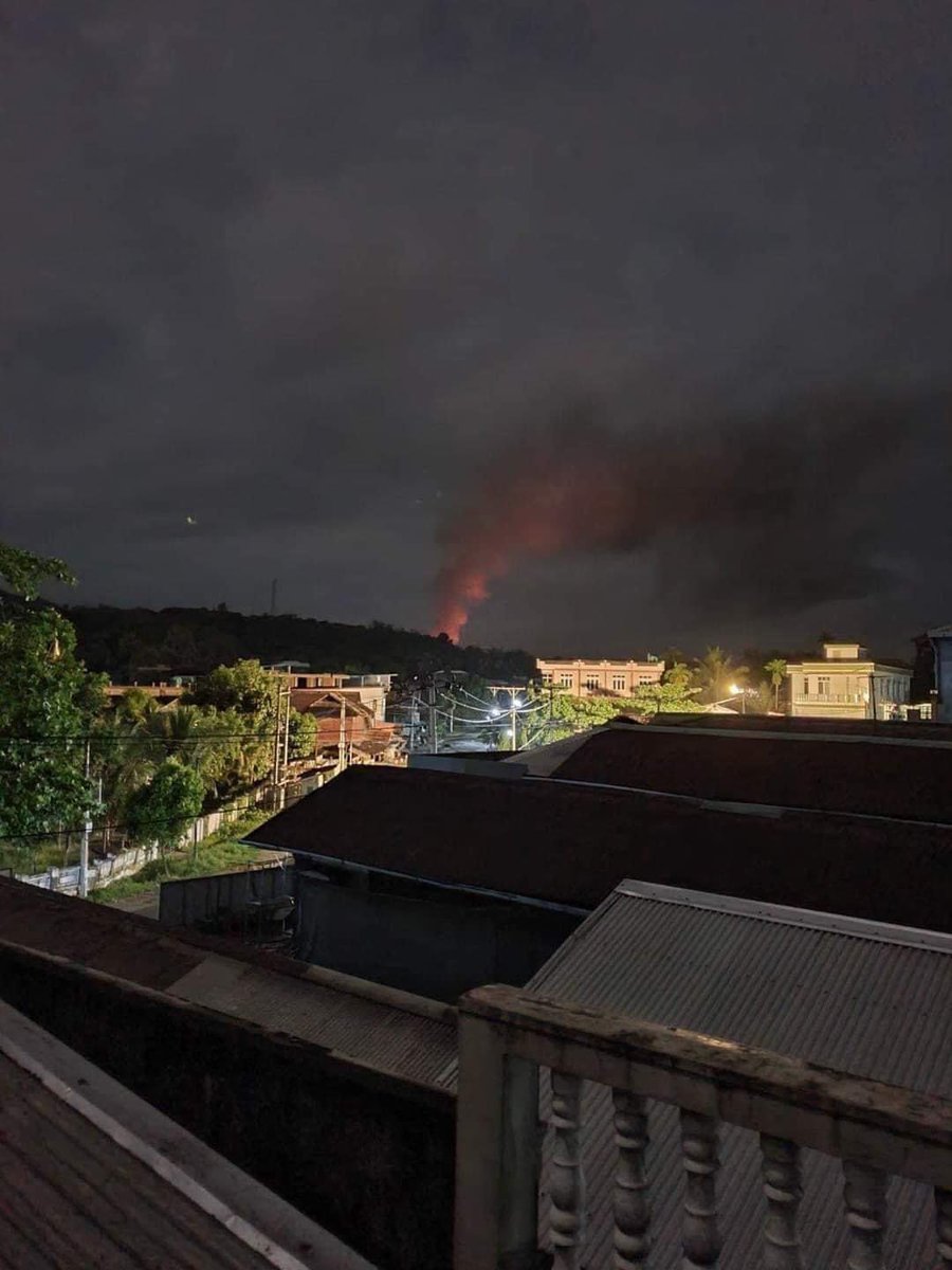 Together with the sound of explosions, basic education school was on fire in Dawei , Taninitharyi Region during curfew time   #WhatsHappeningInMyanmar #May24Coup https://t.co/F5sgiUdTDq