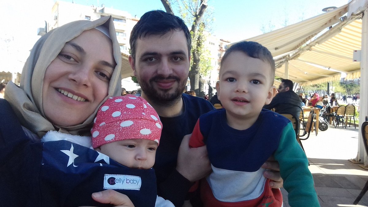 MMustafaSaritas's tweet photo. Şu gülümseyen kadına iyi bakın. Kaç zamandır tebessüm nedir bilmiyor. Neden biliyor musunuz? Suçsuz yere hapse girmemek için ülkeden ayrılırken eşi ve 2 yavrusu gözleri önünde Ege'de boğuldu. Yaşadıklarını az görmüş olacaklar ki acılı kadını gözaltına almışlar. Adaletiniz batsın! https://t.co/wsktF5LDuL