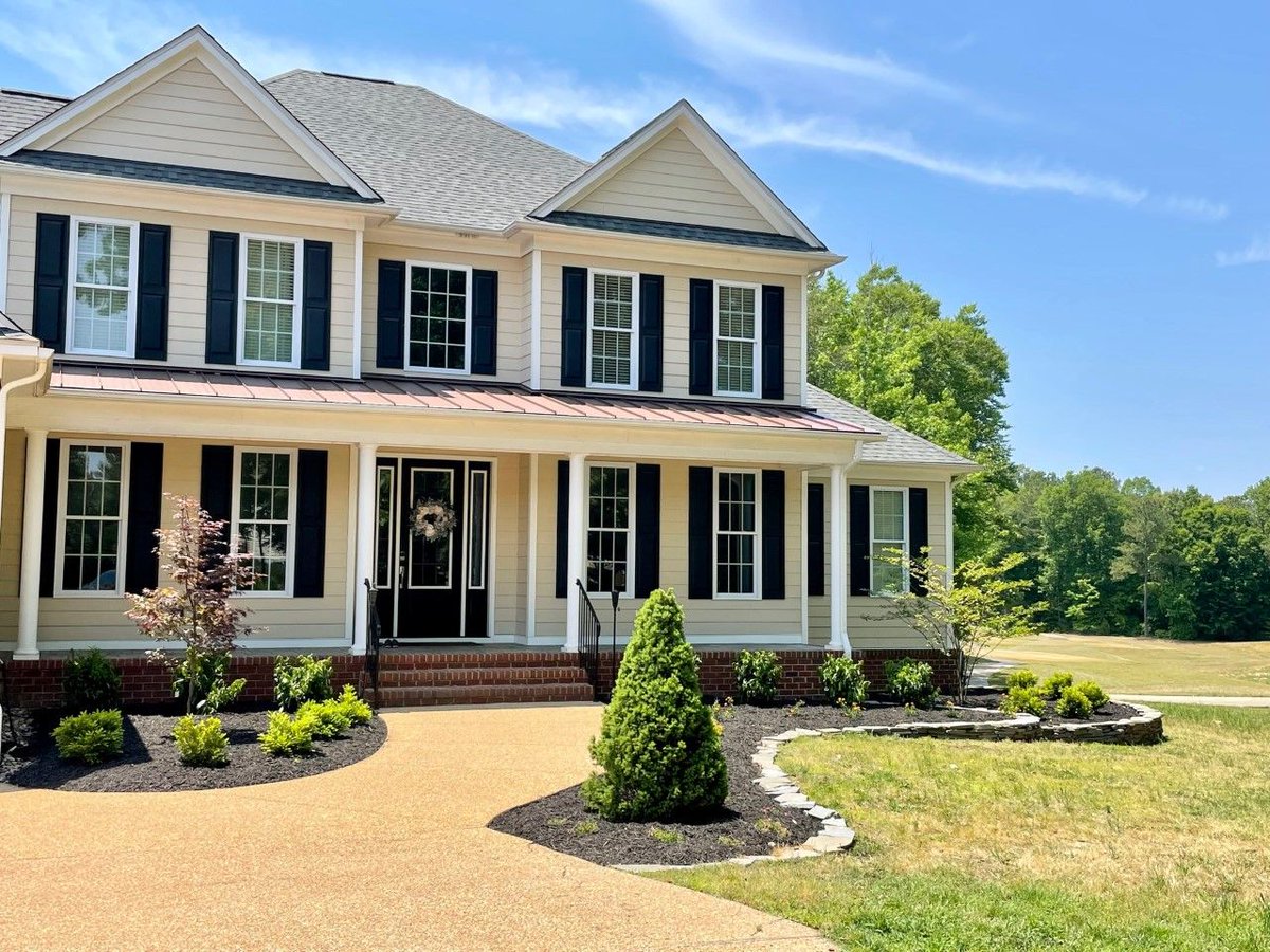 5Brotherslawn's tweet photo. The customer asked to repurpose existing plants but wanted new plants, too.  We installed boxwoods, arborvitae, lantana, lavender, rosemary among others and used black mulch to contrast the lighter stone edging.  What a welcoming look! #5BrothersLawnCare #LandscapeMakeover #Mulch https://t.co/vztxRCCmQw