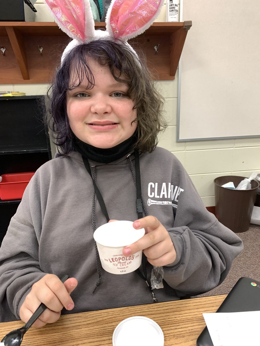 MrsWaldrop3's tweet photo. Surprise celebration for being in first place for PBIS points - Leopold’s Ice Cream! Yum! Thanks @Leopolds_IC!
#ItsShowtime @CarverES_RH https://t.co/TyEkrAl8VA