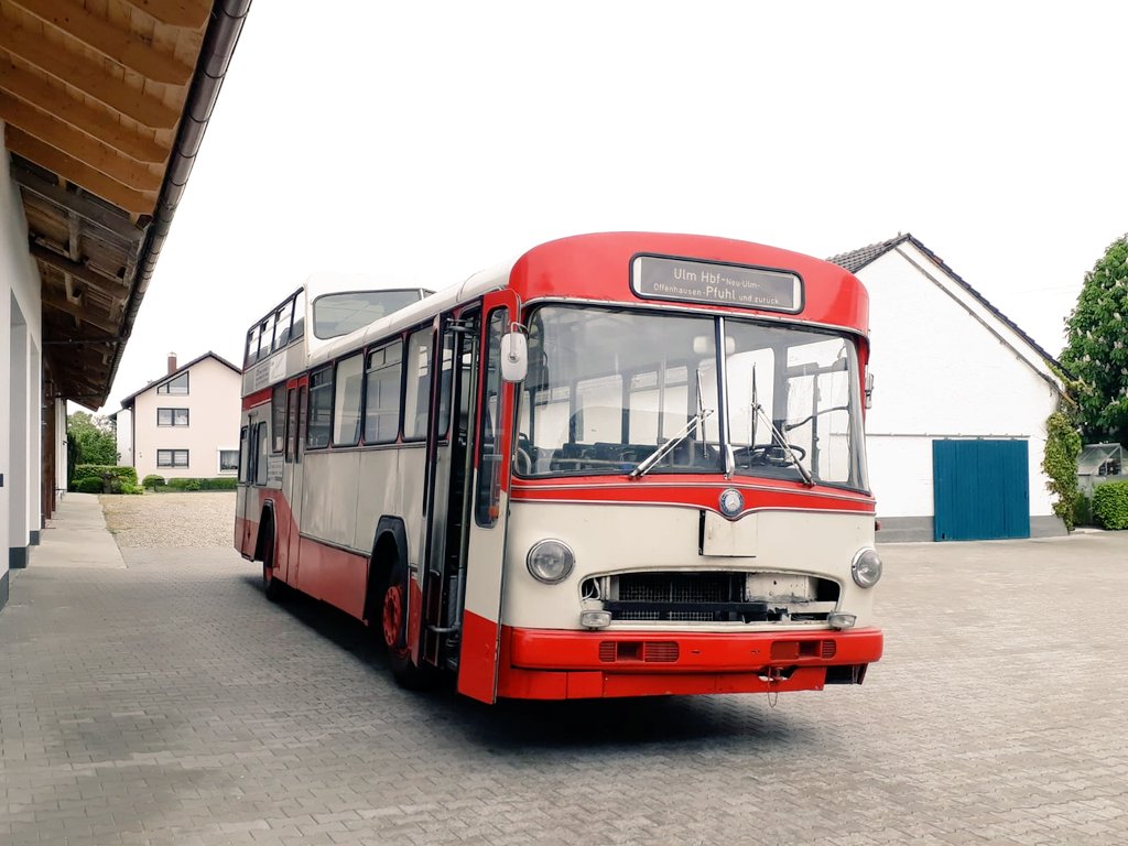 OCM_zwitschert's tweet photo. Das erste Mal seit Oktober läuft der Motor wieder, und er fährt aus eigener Kraft!
Wir haben den Filter "Ludwig" benutzt 😁
#oldtimerbus #oldtimer #Mercedes #mercedesbenz #aero #ludewig #anderthalbdecker #eineinhalbdecker #sumser #dieselpower #wiederamleben https://t.co/GtmrhW1183