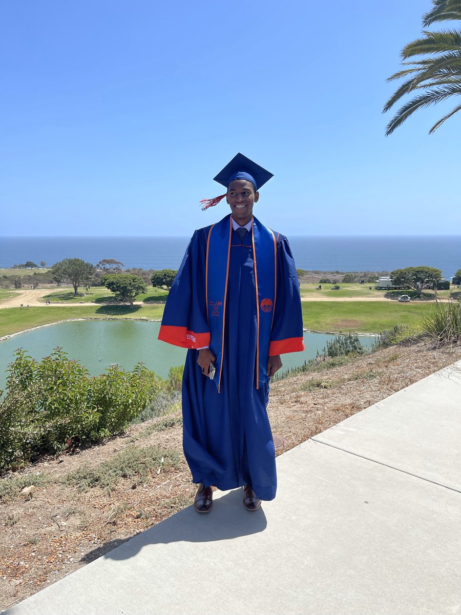 BrandonD_613's tweet photo. #Graduation2021 Heading to the University of Denver in the fall! 👨🏾‍🎓 https://t.co/Cv6EF7dYA7