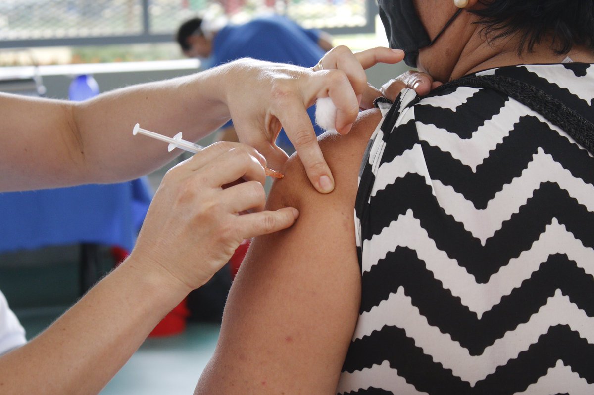 El gobierno local de Mora habilitó el gimnasio de la escuela Rogelio Fernández Güell como centro adicional para acelerar la vacunación en el cantón.
Funcionarios municipales, de la Casa de la Cultura y voluntarios colaboran así con el personal de la <a href="/CCSSdeCostaRica/">CCSSdeCostaRica</a>.