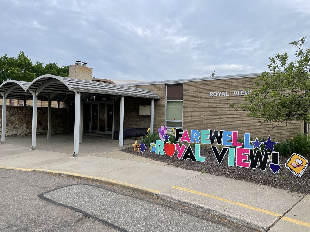 RoyalViewElem's tweet photo. The final week is here! Families, be sure to stop by the front of the building if you want a photo next to the Farewell Royal View sign! Be sure to post to social media and use #NoRoBears and #NRInspireGreat https://t.co/DDUCAA4AbF