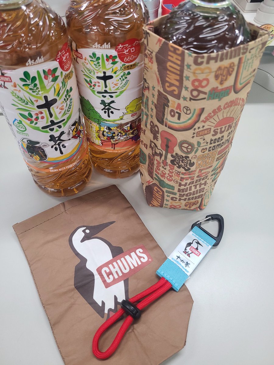 さくにゃん 十六茶とchumsのコラボ可愛い ボトルも可愛い タオル買ったつもりがストラップだったので帰りにまた買おう T Co Rq3fnax7o6 Twitter