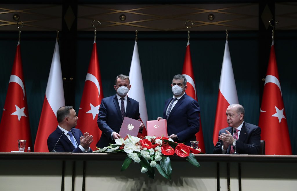 ahisoma's tweet photo. Hükümetin gündemi:

Türkiye'nin tarihinde ilk defa NATO üyesi olan bir ülkeye (Polonya) SİHA ihraç etmek.

Muhalefetin gündemi: 

Firari suç örgütü lideri Sedat Peker in devleti hedef alan iftiralarını gerçek gibi sunmaya çalışmak.

#SoyluyaSoruyorum 
#SoysuzMuhalefet https://t.co/MVvmz2u7fS