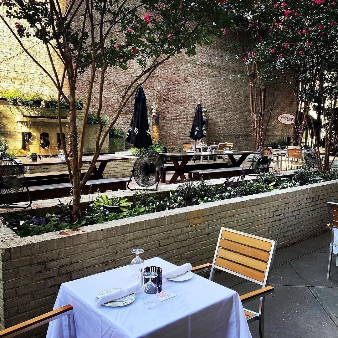 DowntownMemphis's tweet photo. 📣 ☀️ Good weather is back and so are VIRTUAL CONCERTS!
Join us THIS WEDNESDAY 5/26 from 5:30 pm - 6:30 pm for our “Sip & Song” Downtown Happy Hour Concert series!
#DavyRayBennett will be playing on the patio of
@feliciasuzannes 🎵
#downtownmemphis https://t.co/IB0JUCKew0