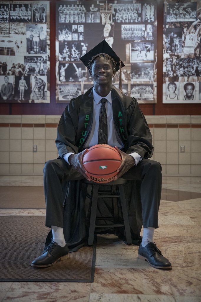BentiuPanoam3's tweet photo. First person in my bloodline to graduate college.

Use sports as a vehicle, don’t let sports use you 🙏🏿 https://t.co/PBkwsqz2nW