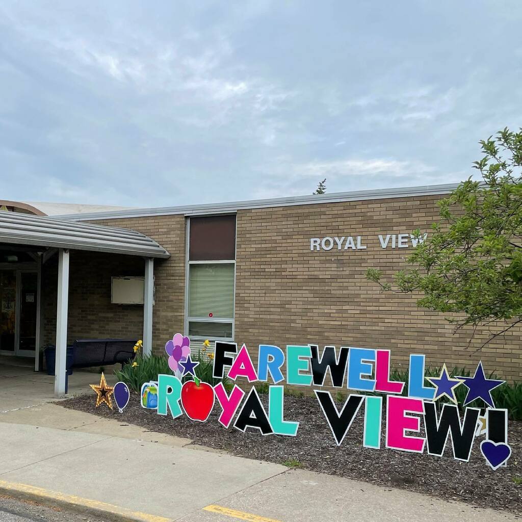 RoyalViewElem's tweet photo. The final week is here! Families, be sure to stop by the front of the building if you want a photo next to the Farewell Royal View sign! Be sure to post to social media and use #NoRoBears #NRinspiregreat https://t.co/IGK59EY89x https://t.co/xzPo6dfwGg