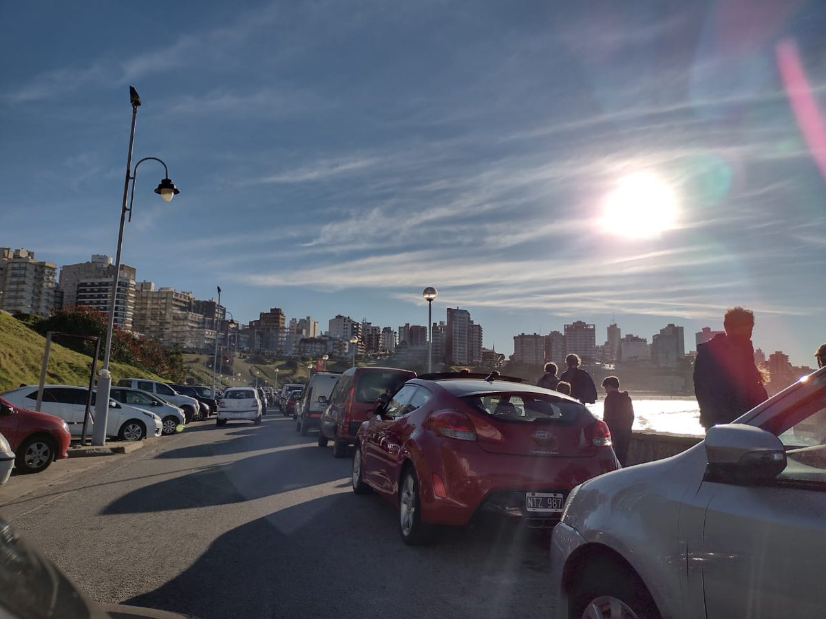 KarinaAguero2's tweet photo. Los gastronómicos cerrados, las personas como si nada caminando, corriendo y más. Renuncia @gmontenegro_ok si no te interesa la ciudad #SinControles #SinConfinamiento #SubaDeCasos #Covid19 @alferdez @FrenteMdp @MarinaLSantoro @MarcosGutierrez @Vir_Sivori @FernandoMuroMgp https://t.co/w3iZ7a1a1t