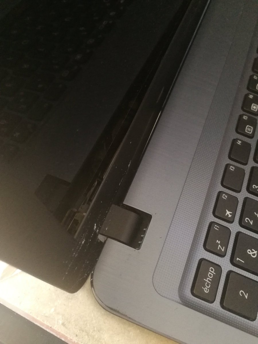 URKA_run's tweet photo. #PcByTeuf @teufeurs moi il y a environ 2 mois un de mes camarades de classe a fait tombé mon pc par terre ce qui lui a couté la vie (au pc) depuis je suis revenu au papier et au stylo comme a la vielle époque et mon poignet n'est pas d'accord avec ce retour au traditions https://t.co/NXPpzphbxI