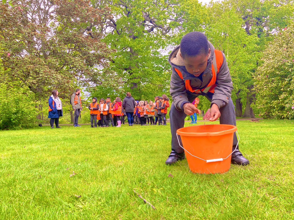 ecoteacher01's tweet photo. Today we visited Greenwich Park to learn about invertebrates and habitats for mini-beasts. The children loved exploring under logs, classifying the different insects and getting their hands dirty. We even managed to avoid the sporadic downpours. #whenislunch #outdoorlearning https://t.co/TNLgC6v6ds