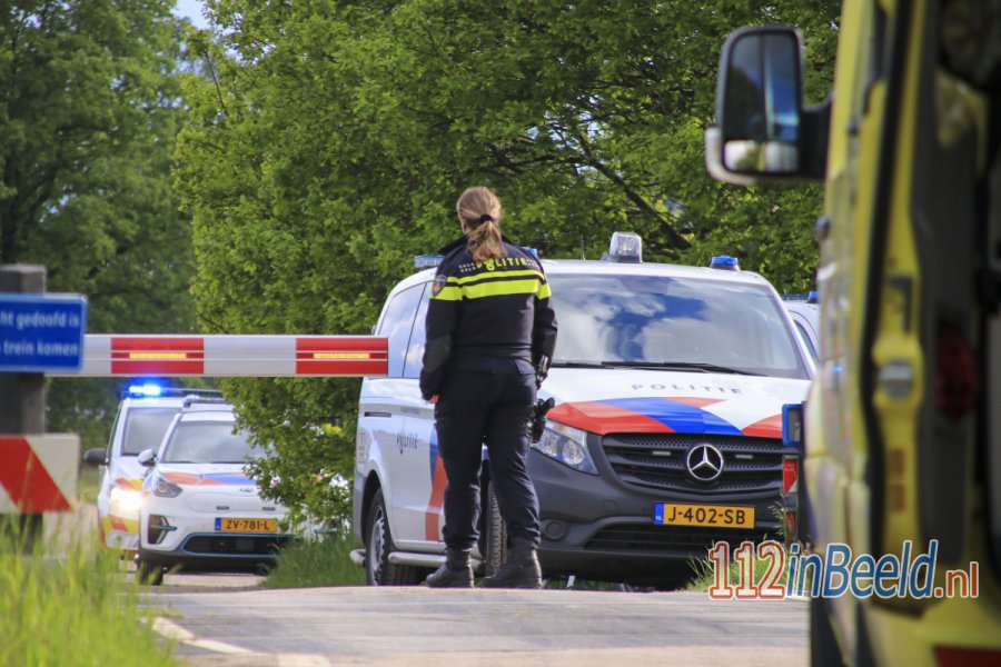Fietser zwaargewond bij aanrijding met trein op spoorwegovergang in #Renswoude. 112 in Beeld.